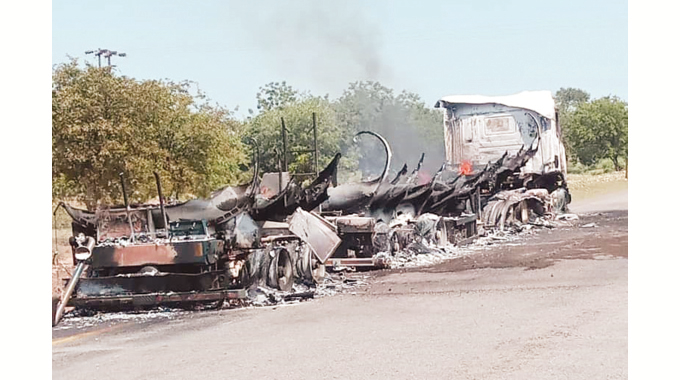 Truck Catches Fire, Tanker Bust In Fire!