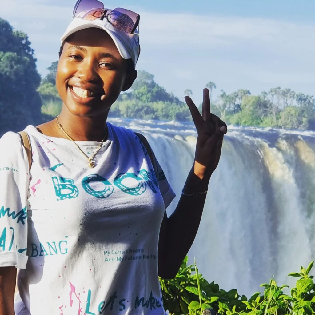 Boss 'Mark Mabhudhu' Promotes Side Chick 'Rutendo Mangatu' To His Office As Mjolo Turns Hot!
