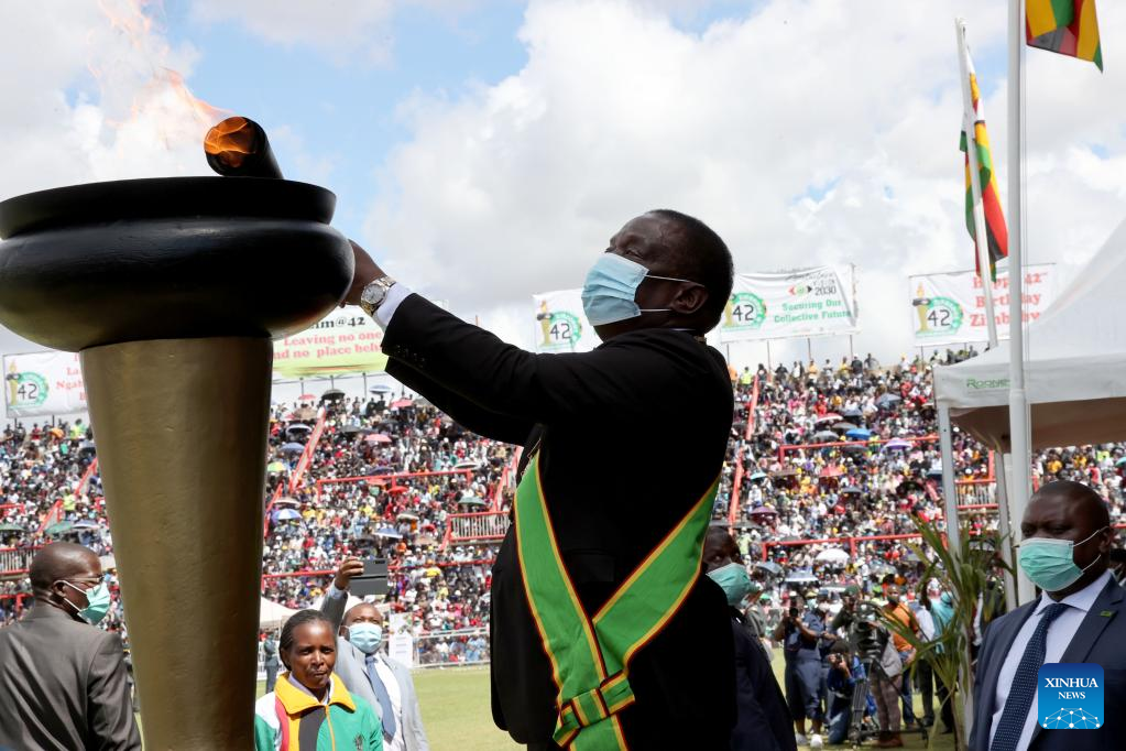 Independence Flame sets out on its way to Manicaland