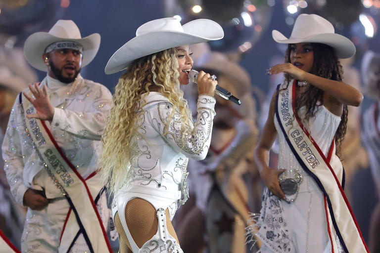 Beyoncé's Mom Responds Strongly to 'Obsessed' Online Critics Following Daughter's Christmas Day Performance